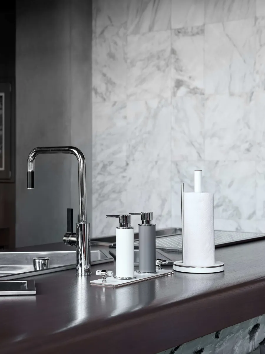 obrazek 4 Biały uchwyt na kuchenny ręcznik papierowy wykonany z metalu i naturalnej skóry