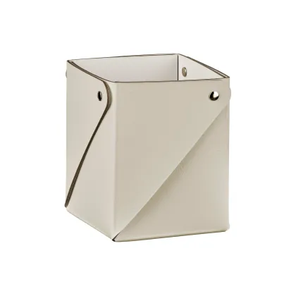 Zdjęcie Skórzany pojemnik na przybory biurowe w kolorze kremowym