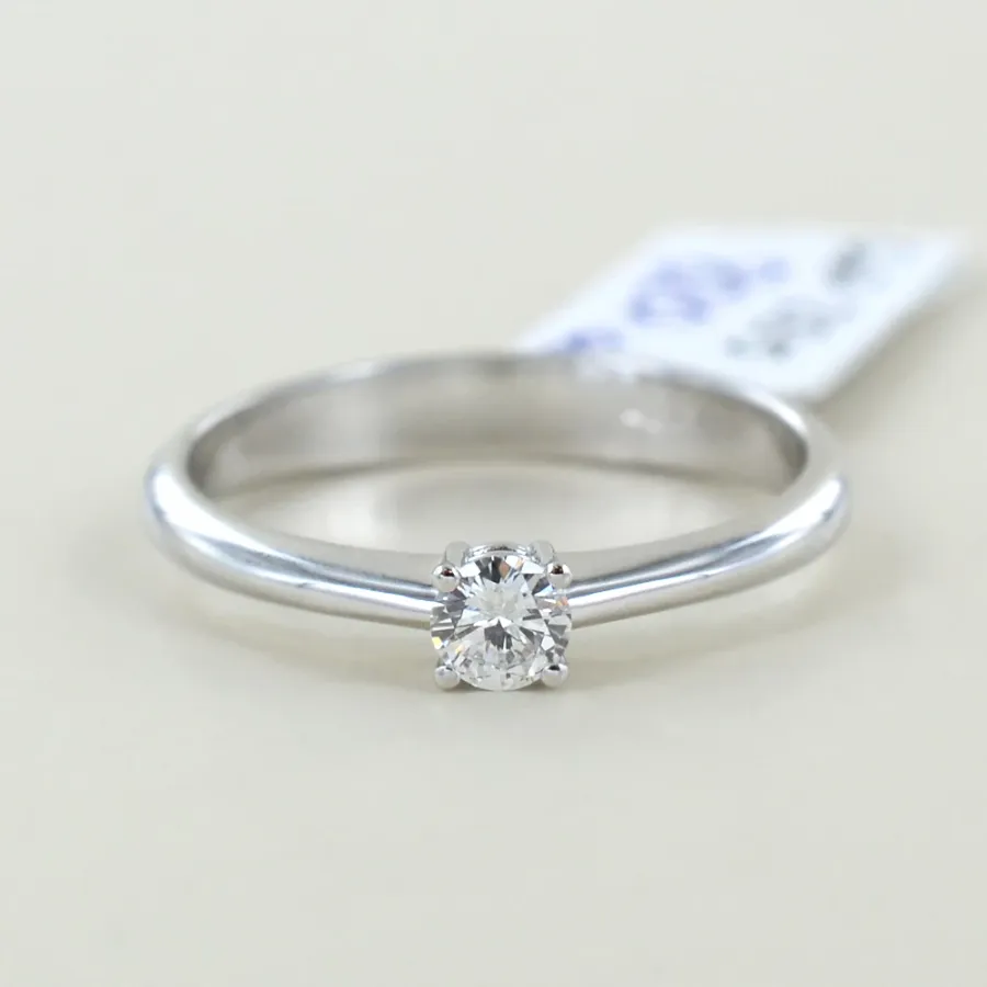 obrazek 3 Średni pierścionek Solitaire z diamentem 0,19 karata