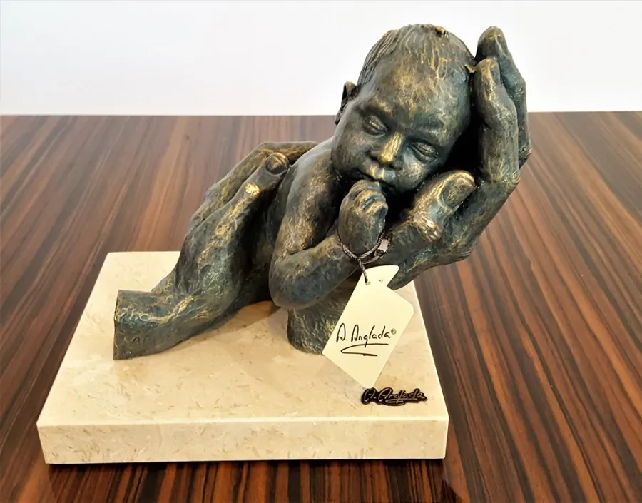 picture 1 The first dream of a child - an impressive figurine on the desk!