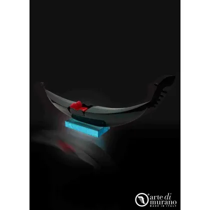 Zdjęcie Elegancka rzeźba gondoli weneckiej ze szkła Murano