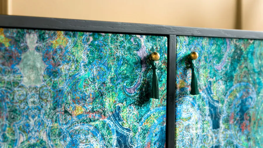 obrazek 3 Nietuzinkowa komoda  wykonana z forniru , mosiądzu i tkaniny najwyższej jakości - Spilla Marocchina