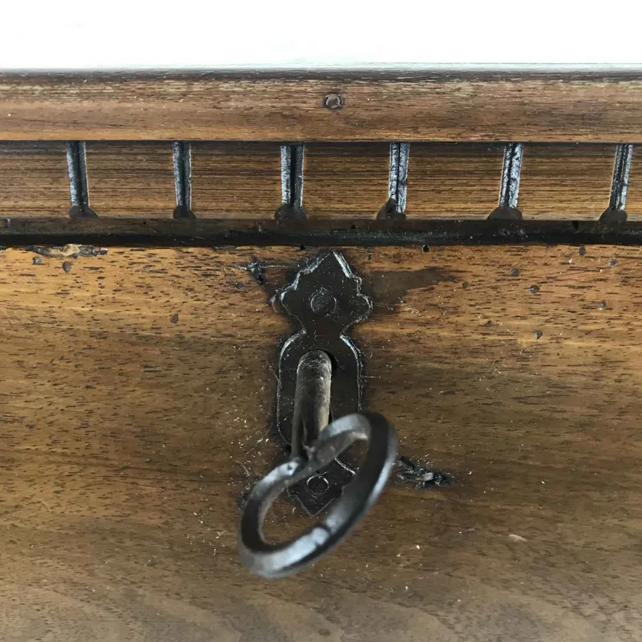 obrazek 2 Pudełko z orzecha włoskiego z nóżkami z końca XVIII wieku