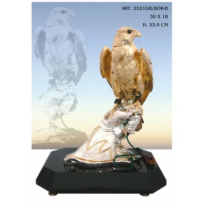 Zdjęcie Pozłacany orzeł na dłoni z włoch