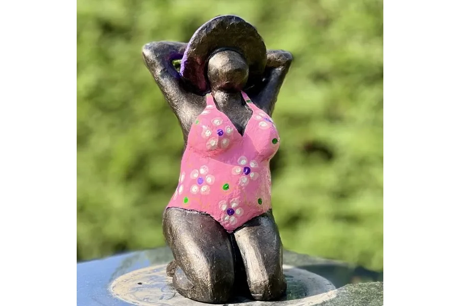 obrazek 1 Stylowa rzeźba ogrodowa z neolitu "Kobieta siedząca na kolanach w różowym kostiumie kąpielowym"