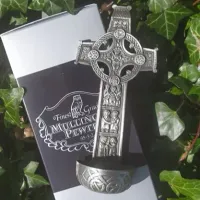 Zdjęcie Stylowy krzyż Pisma Świętego Clonmacnoise z pewteru z chrzcielnicą na święconą wodę