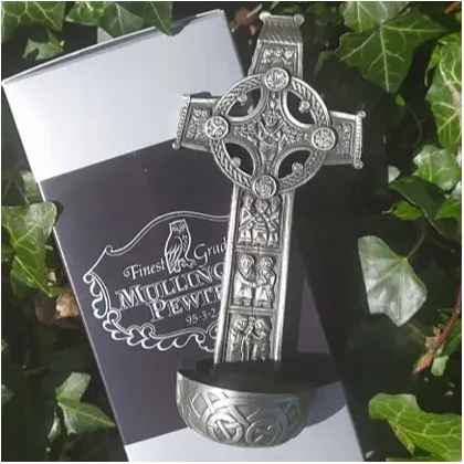 Zdjęcie Stylowy krzyż Pisma Świętego Clonmacnoise z pewteru z chrzcielnicą na święconą wodę