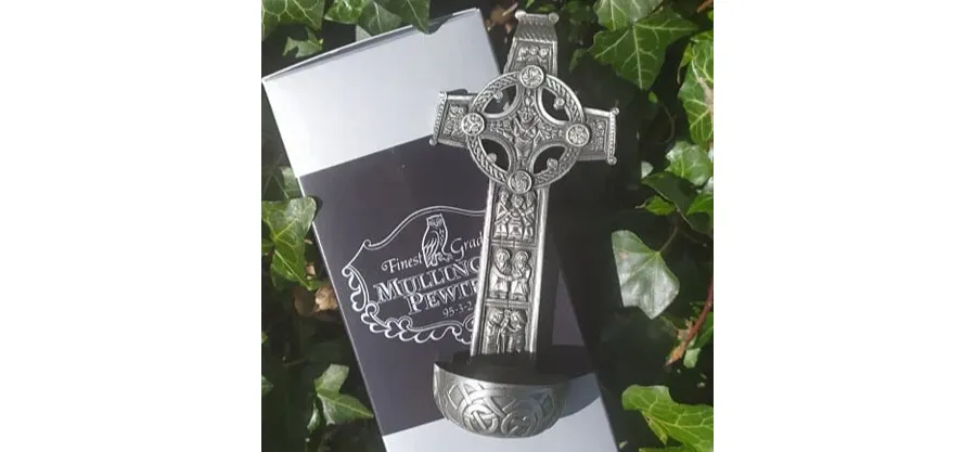 obrazek 1 Stylowy krzyż Pisma Świętego Clonmacnoise z pewteru z chrzcielnicą na święconą wodę