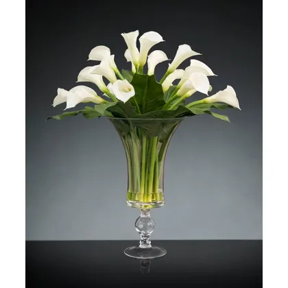 Picture Elegant glass vase with a floral arrangement