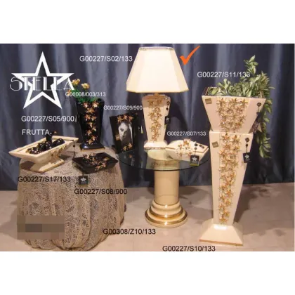 Picture A chic ceramic lamp decorated with flowers