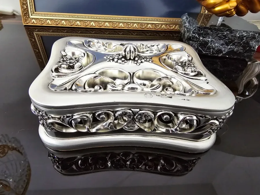 picture 5 Feminine and luxurious box for jewellery
