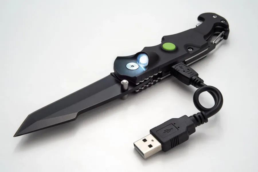 obrazek 1 Niezwykły nóż z latarką LED - ładowanie USB