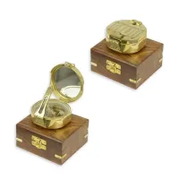 Zdjęcie Stylowy kompas wykonany z brązu w drewnianym pudełku