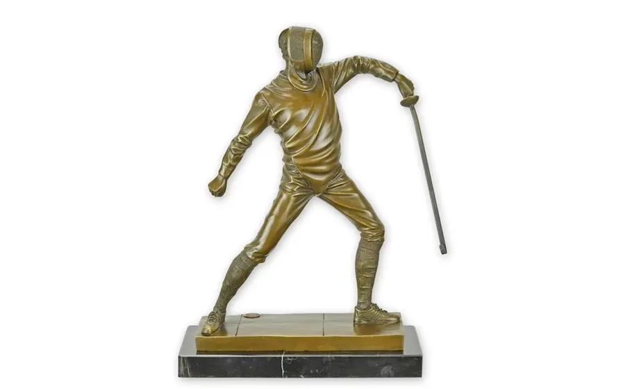 obrazek 1 Stylowa rzeźba szermierza wykonana z brązu