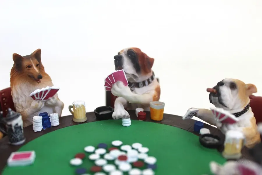 obrazek 3 Niebywała figurka ozdobna - pokerowy stół z grającymi psami