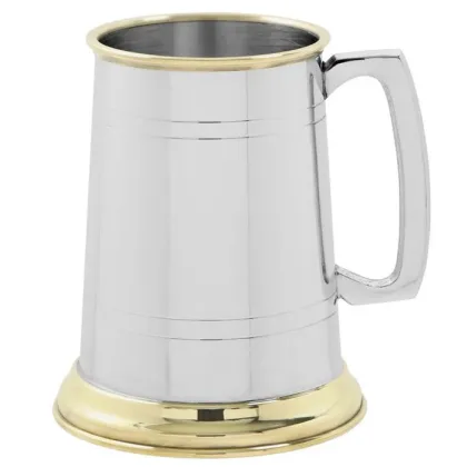 Zdjęcie Przyciągający wzrok kufel do piwa z mosiądzu i cyny