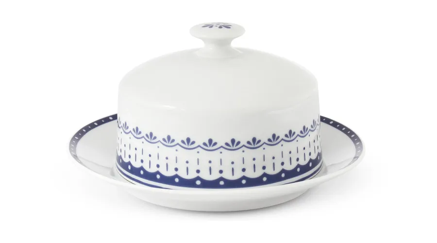 obrazek 1 Wyjątkowa okrągła maselniczka z porcelany zdobiona subtelnym niebieskim motywem – Leander