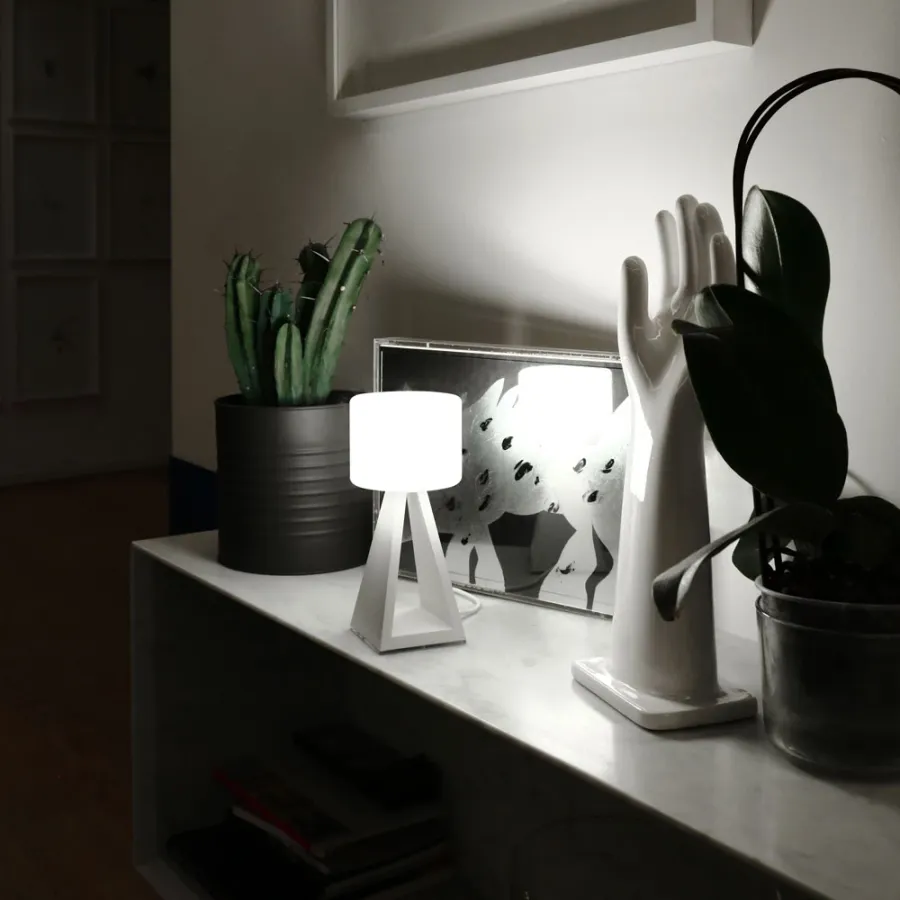 obrazek 3 Urokliwa lampka z aluminium i akrylu na stolik lub biurko