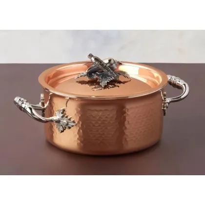 Zdjęcie Stylowy garnek miedziany ze zdobieniami w kształcie kalafiora i marchewki na pokrywie