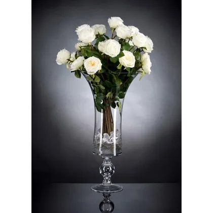 Picture Luxurious bouquet of white roses in a glass vase