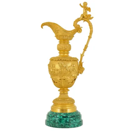 Zdjęcie Gustowny dzban wykonany z pozłacanego mosiądzu