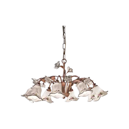 Zdjęcie Piękny stylowy żyrandol w formie kwiatów w stylu klasycznym