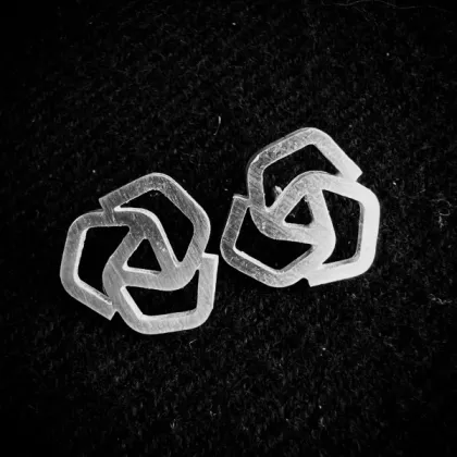 Zdjęcie Eleganckie kolczyki sztyfty matowymi, zabawnymi rozetkami - luksusowy prezent z okazji rocznicy ślubu