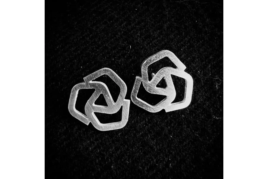 obrazek 1 Eleganckie kolczyki sztyfty matowymi, zabawnymi rozetkami - luksusowy prezent z okazji rocznicy ślubu