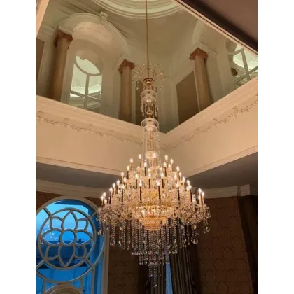 Zdjęcie Luksusowy żyrandol z pozłacaną metalową ramą pokrytą przezroczystym szkłem z wisiorkami z przezroczystego kryształu Asfour - Il Paralume Marina