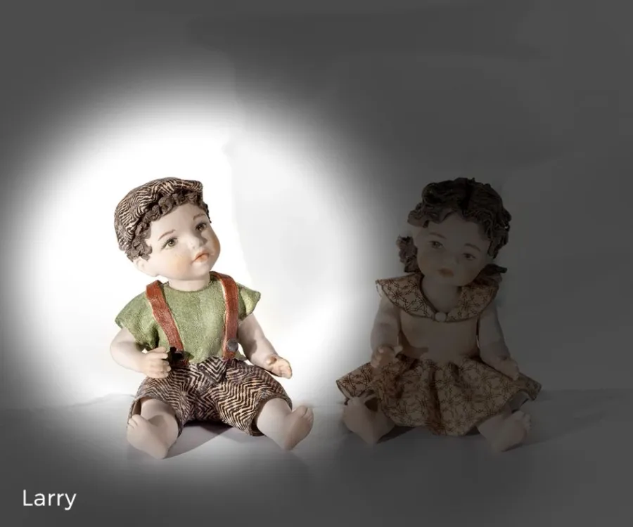obrazek 1 Porcelanowy chłopczyk siedzący na ziemi - Sibania