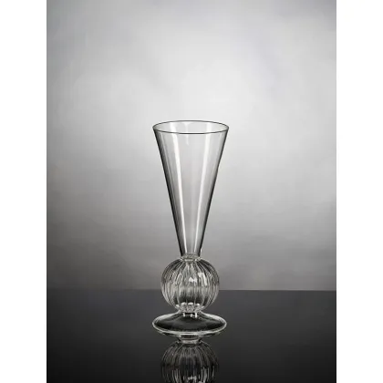 Zdjęcie Elegancki kieliszek z pyrexu do czerwonego wina