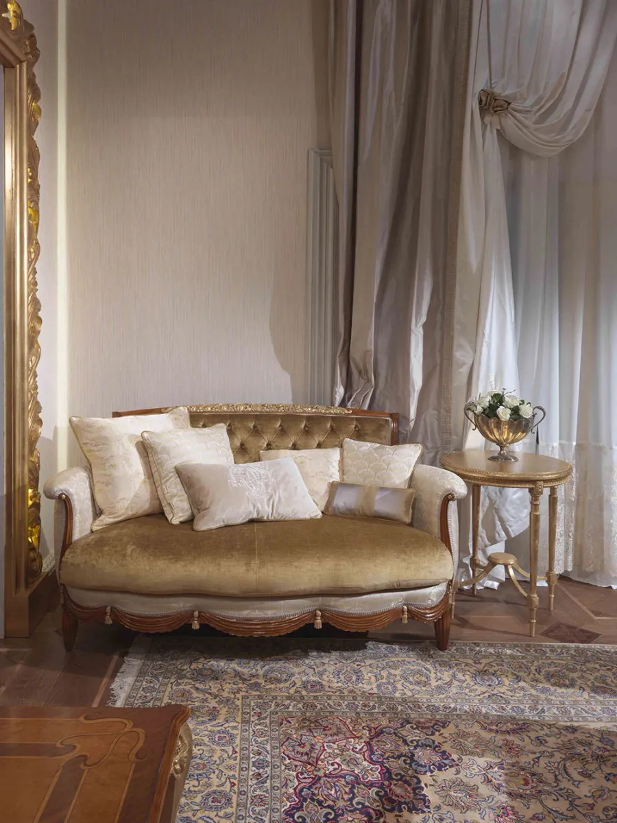 obrazek 2 Dwu-osobowa sofa z sześcioma poduszkami do luksusowego salonu