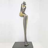 Picture Original statuette of a woman