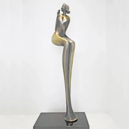 Picture Original statuette of a woman