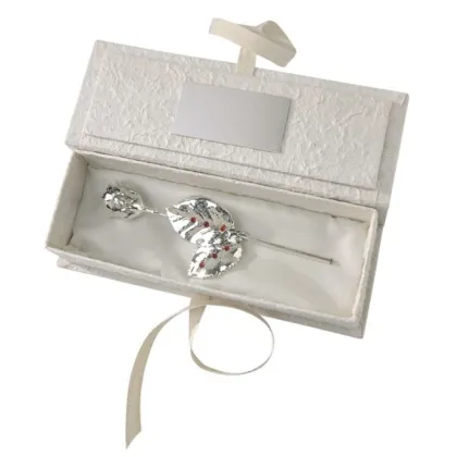 Zdjęcie Srebrna różyczka w pudełeczku