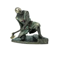 Zdjęcie Statuetka rycerza z żywicy jako dekoracja na biurko
