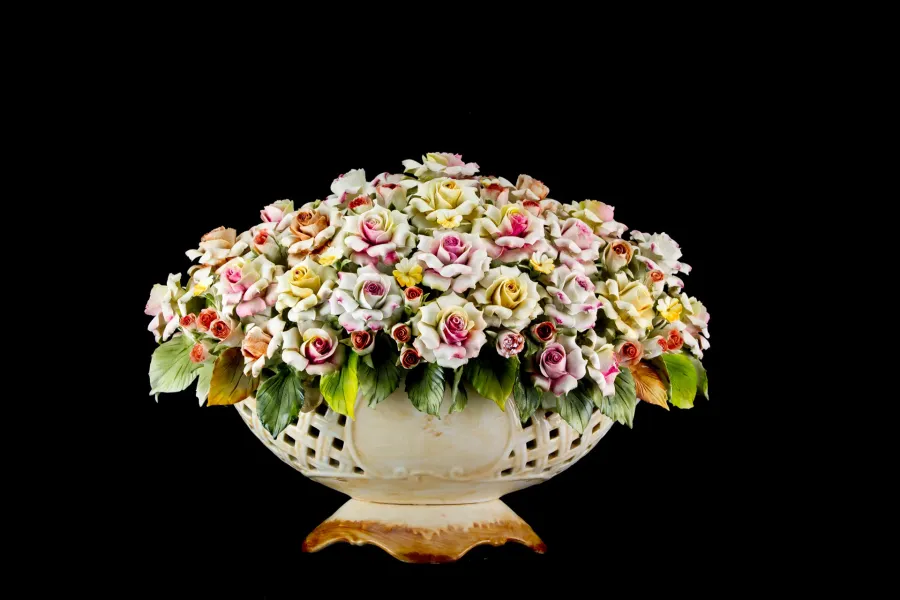 obrazek 1 Urokliwy duży porcelanowy kosz z kwiatami