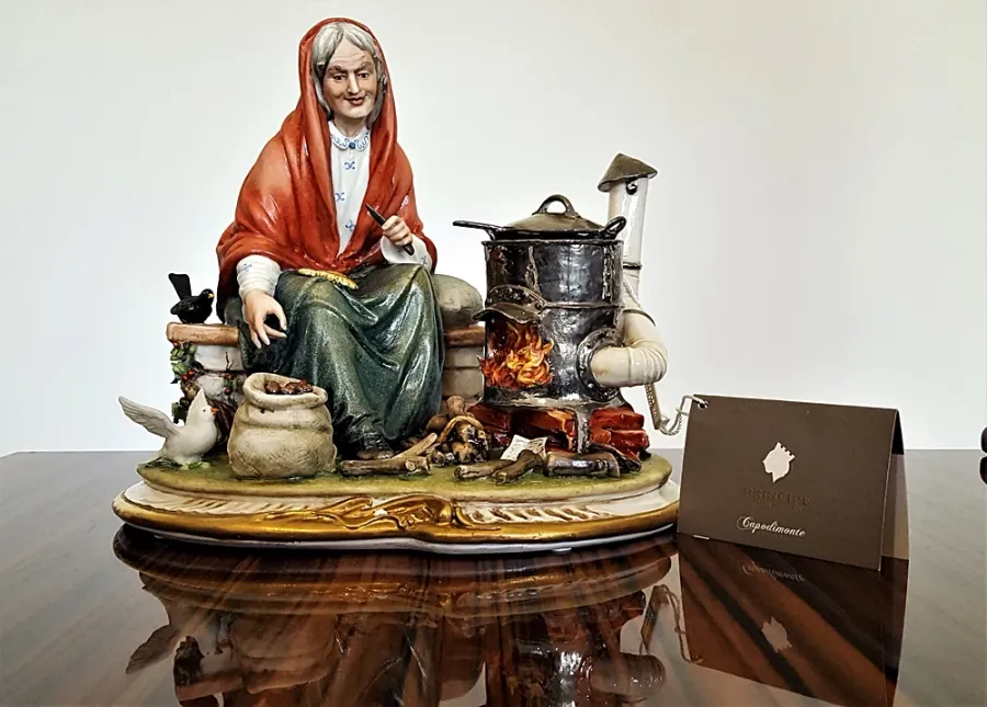 obrazek 7 Porcelanowa figurka kobiety piekącej kasztany