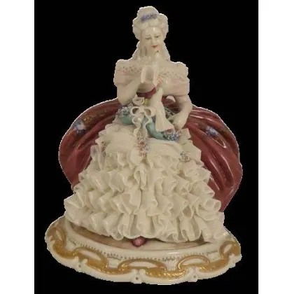 Zdjęcie Porcelanowa figurka - kobieta z gołebiami