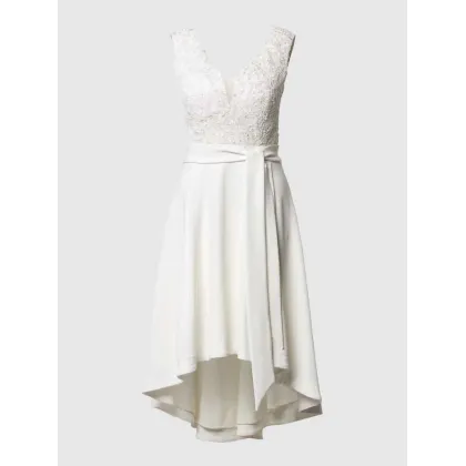 Zdjęcie Suknia ślubna z kwiatowymi haftami