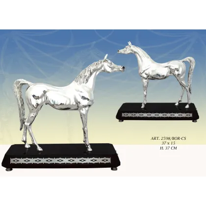 Zdjęcie Piękny biały koń na czarnej podstawie