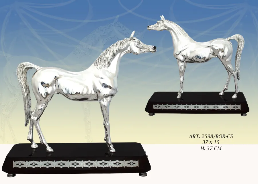 obrazek 1 Piękny biały koń na czarnej podstawie