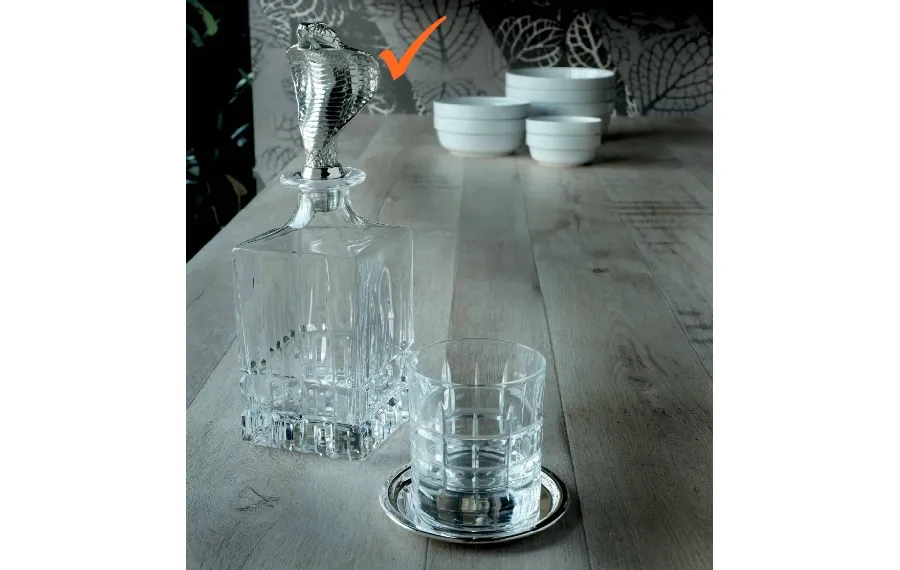 obrazek 1 Zjawiskowa kryształowa karafka z korkiem w kształcie kobry z posrebrzanego mosiądzu