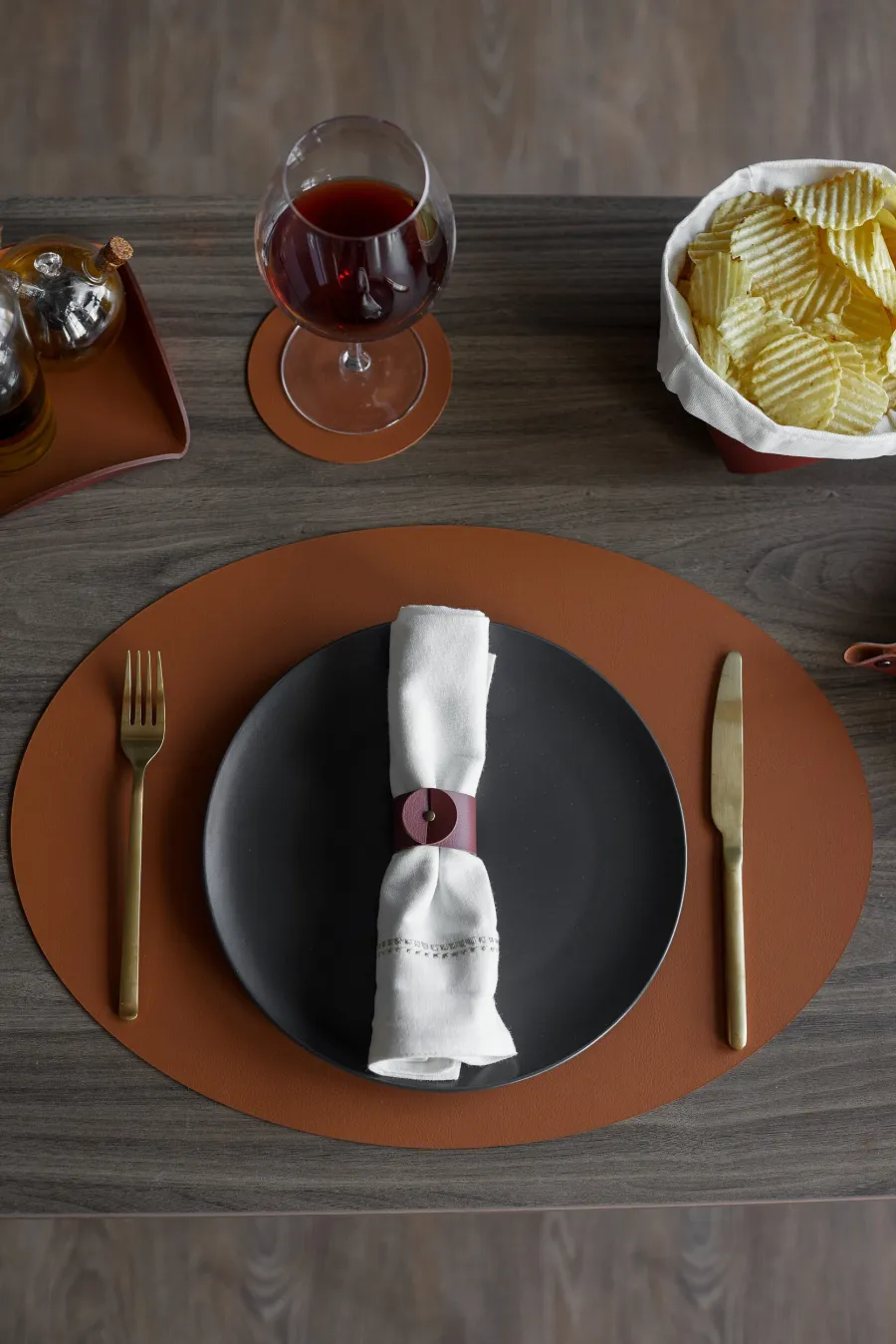 obrazek 4 Owalna skórzana podkładka stołowa 47,5x35 cm w kolorze koniakowym i bordowym