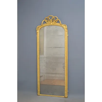 Zdjęcie Stylowe wiktoriańskie lustro stojące lub wiszące na ścianie z 1880 roku