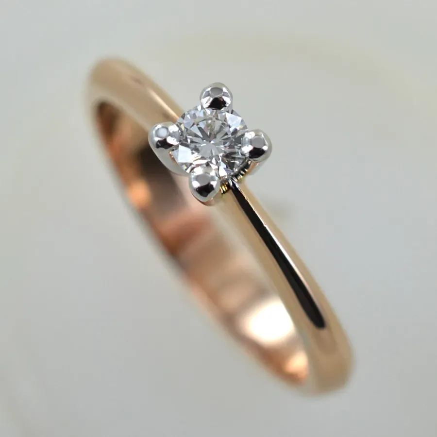 obrazek 2 Średni pierścionek Solitaire z różanym złotem i diamentem 0,16 karata