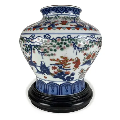 Zdjęcie Japoński wazon porcelanowy z figurami na białym tle z XX wieku