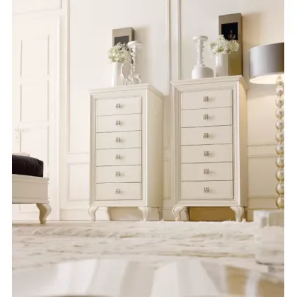 Zdjęcie Wąska komoda Pascal z litego drewna, biała glazura z dekoracją, duże srebrne uchwyty - Avenanti