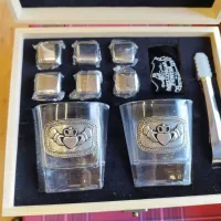 Zdjęcie Wyjątkowy zestaw prezentowy - kryształowe szklanki do whisky z cynowym emblematem zdobionym wzorem z Claddagh