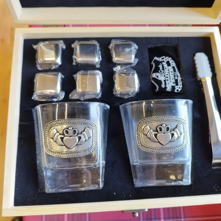 obrazek 1 Wyjątkowy zestaw prezentowy - kryształowe szklanki do whisky z cynowym emblematem zdobionym wzorem z Claddagh